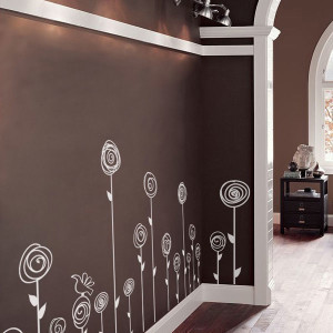 Матовые стены шоколадного цвета в коридоре