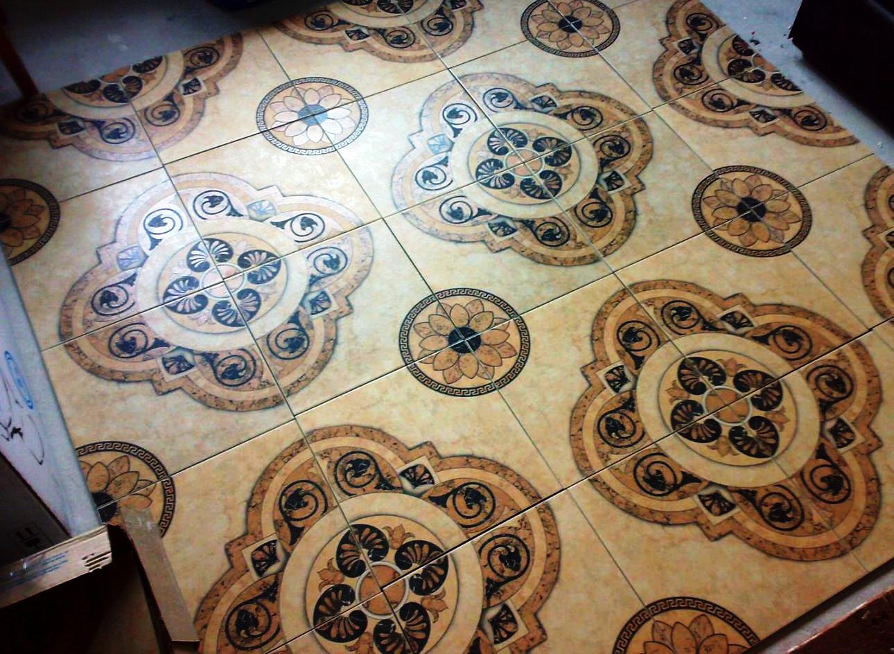 Керамическая плитка на полу в прихожей