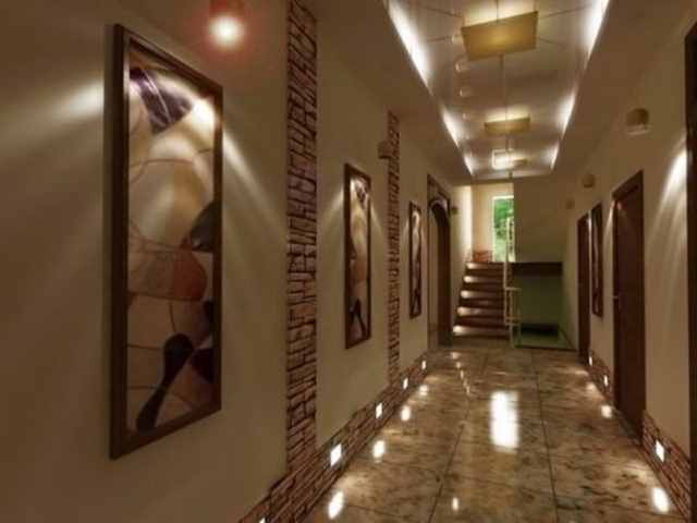 Красивый дизайн узкого коридора