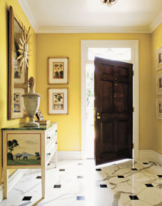 Просторная прихожая в желтом цвете с оригинальной мебелью