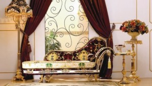 Удобный цветной диван для арт-деко стиля в просторной прихожей
