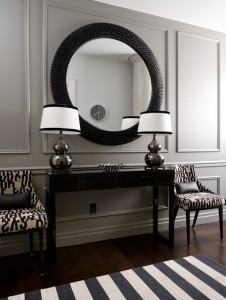 Круглое зеркало и столик для черной прихожей