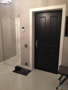 Черная дверь из металла для квартиры