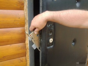Демонтаж замка входной двери из металла для ремонта