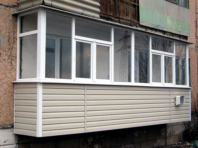 Фасад балкона в обшивкой из сайдинга