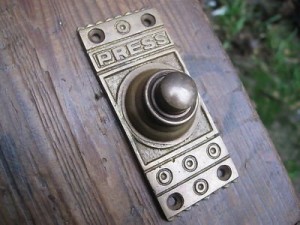 Кнопка для дверного звонка в оригинальном дизайне