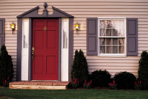 Красная входная дверь с позолоченной фурнитурой