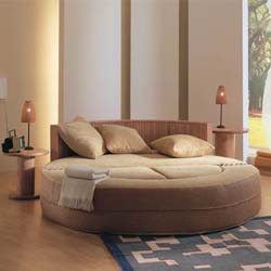 Круглая кровать для необычного дизайна спальни