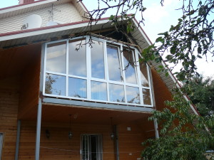 Металлопластиковые окна для балкона частного дома