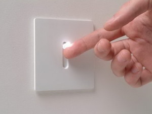 Подсветка для белого выключателя в прихожей