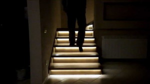 Подсветка лестницы с датчиками движения в прихожей