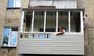Процесс обшивки балкона с помощью сайдинга снаружи