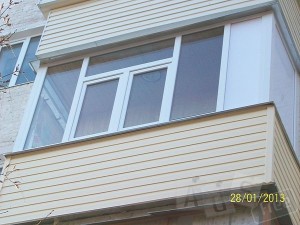 Современный внешний вид балкона с помощью сайдинга