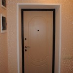 Светло-коричневая дверь входная