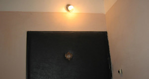 Точечная подсветка входной двери снаружи квартиры