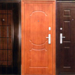 Входная металлическая дверь в разном оформлении