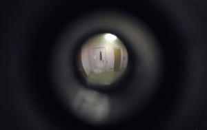 Вид из дверного глазка в квартире