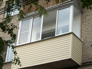Внешняя отделка с помощью сайдинга балкона