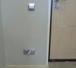 Выключатель около входной двери в прихожей