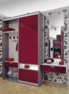 Практичный шкаф в красной прихожей небольшого размера