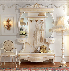 Белоснежный дизайн прихожей с мебелью в стиле барокко