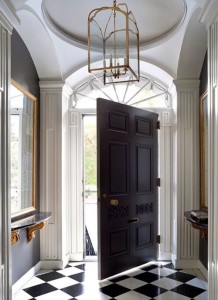 Черная дверь в оформлении прихожей в стиле барокко