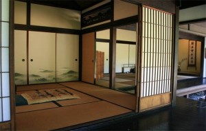 Потолок в прихожей с балками для создания оригинального японского стиля