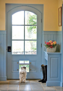 Голубые нежные оттенки в создании входной двери в прихожей для кантри стиля