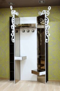 Удобный небольшой шкаф дизайна арт-деко для прихожей