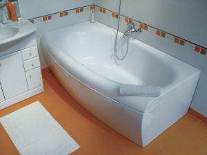 Акриловая ванна установленная в помещении