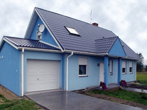 Дом с крышей из металлической черепицы