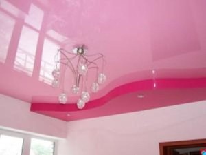 Глянцевый розовый натяжной потолок