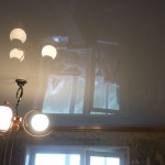 Использование белого потолка в небольшом помещении