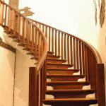 Изящная деревянная лестница с изгибами