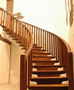 Изящная деревянная лестница с изгибами