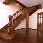Красивая деревянная лестница из массива