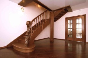 Красивая деревянная лестница из массива