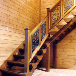Лестница деревянная для обустройства частного дома