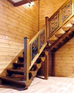 Лестница деревянная для обустройства частного дома