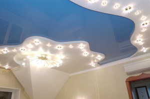 Натяжной потолок с качественным освещением