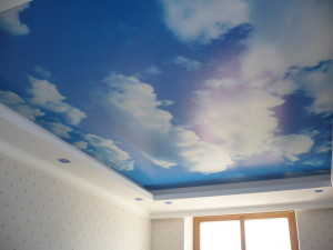 Натяжной потолок с рисунком неба