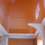 Однотонный глянцевый оранжевый потолок