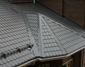 Поверхность крыши из качественной металлочерепицы