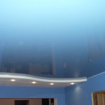 Привлекательный голубой потолок