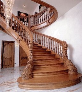 Шикарная дорогая лестница для загородного дома