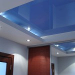 Светлая голубая поверхность натяжного потолка