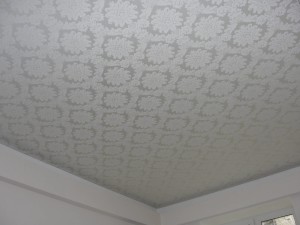 Тканевый потолок в привлекательным рисунком