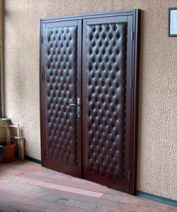 Входная дверь с отделкой винилискожей