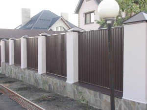 Забор из коричневого профнастила