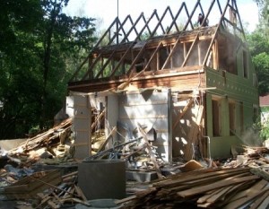 Деревянный дом и его демонтаж